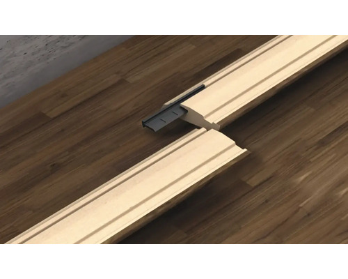 Deux plinthes en bois sont reliées par un clip.