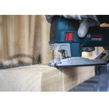 Scie sauteuse Bosch coupant du bois, des copeaux volent
