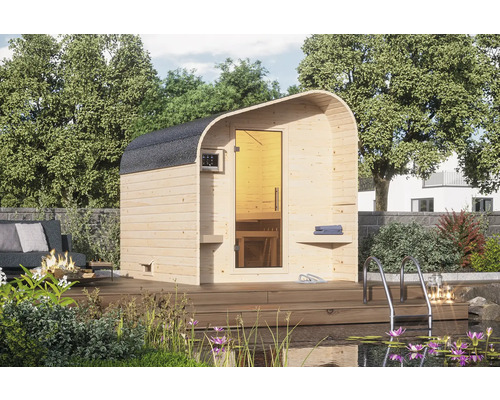 Sauna extérieure en bois avec porte en verre et étang dans un jardin