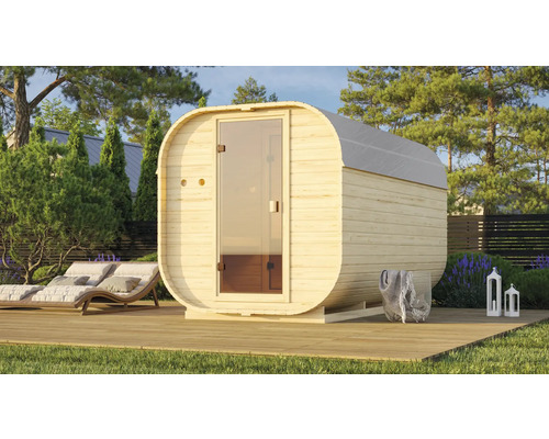 Sauna tonneau en bois avec porte en verre sur une terrasse en bois dans le jardin