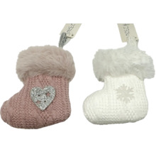 Deux chaussettes de Noël décoratives à suspendre, une avec un cœur, l''autre avec un flocon de neige