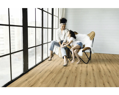 Salon lumineux avec parquet et mère avec enfant à la fenêtre