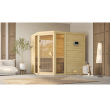Holzsauna mit Glastür in einem hellen Raum mit Sofa, Pflanze und Teppich