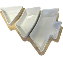 Drei weisse Keramikschalen in Dreiecks-, Trapez- und Blitzform auf einem Holztablett