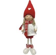 Dekorative Stoffpuppe mit roter Mütze und Schal für die Weihnachtsdekoration.