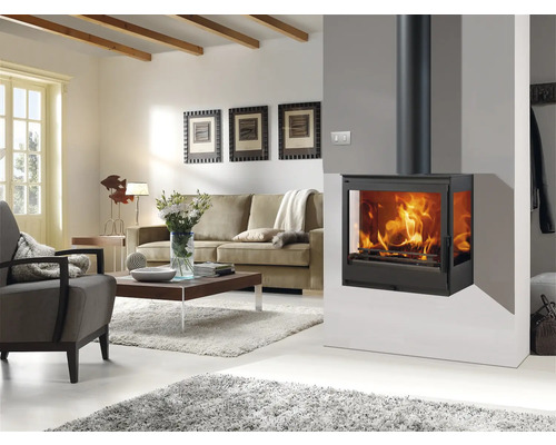 Salon avec poêle à bois, canapé et table basse