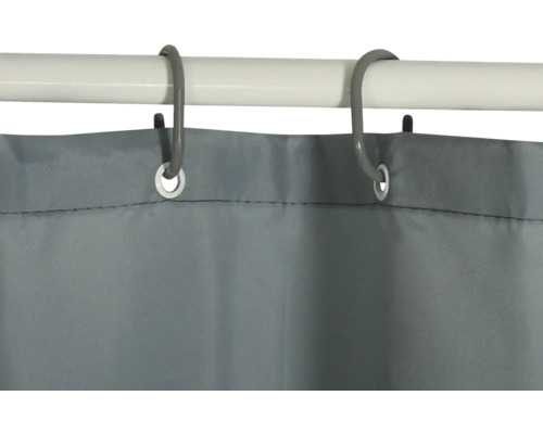 Rideau de douche gris avec anneaux de rideau de douche sur une barre de douche