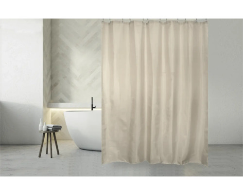 Rideau de douche beige dans la salle de bain
