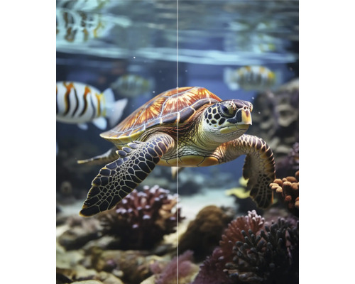 Une tortue de mer nage dans un aquarium avec des poissons et des coraux.