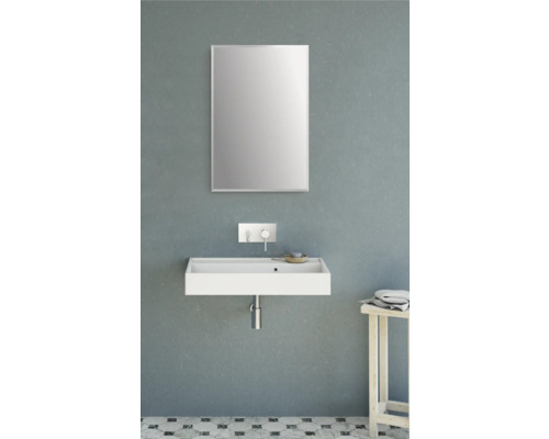 Salle de bain avec lavabo, robinet et miroir