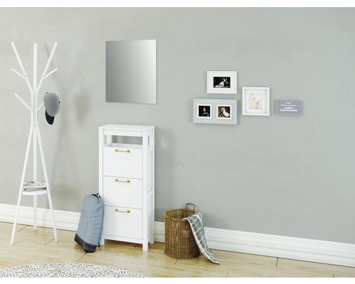 Vue d''un couloir avec un portemanteau, un miroir, un meuble à chaussures et des éléments décoratifs