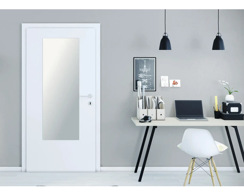 Helle Büroszene mit einer Innentür mit Glaseinsatz