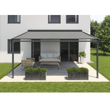 Terrasse mit Pergola, Gartenmöbeln und Bepflanzung vor einem Haus