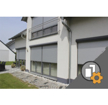 Hausfassade mit geschlossenen Rollläden