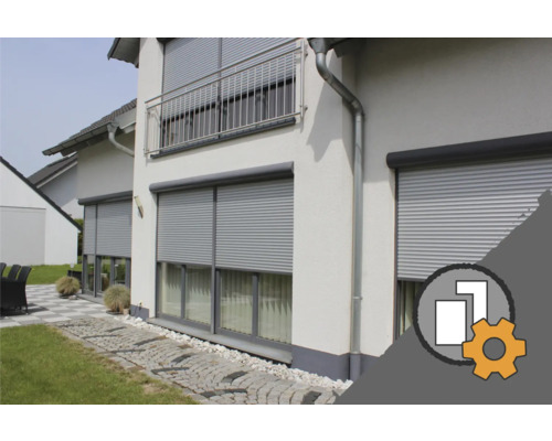 Hausfassade mit geschlossenen Rollläden