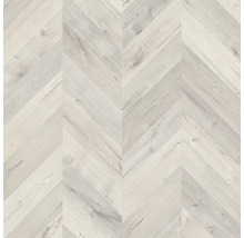 Parquet en bois clair disposé en motif à chevrons.
