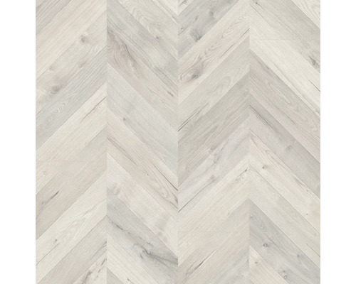 Parquet en bois clair disposé en motif à chevrons.