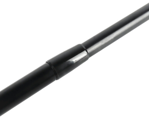 Schwarzes Metallrohr mit Verbindungselement