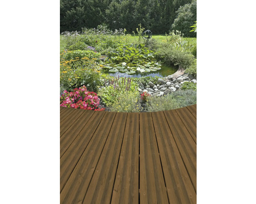 Jardin avec bassin et terrasse en bois
