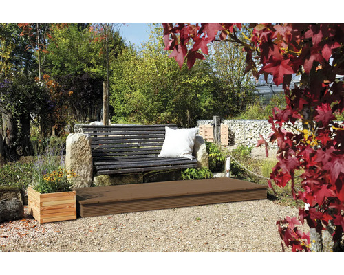 Vue de jardin avec terrasse en bois, banc, rocaille et jardinière en bois