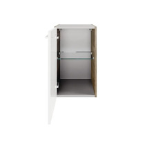Offener Badezimmerschrank mit Glasregal