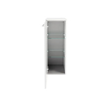 Armoire de toilette ouverte avec trois étagères en verre pour ranger les articles de toilette.