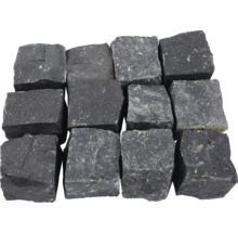 Mehrere dunkle Pflastersteine aus Naturstein