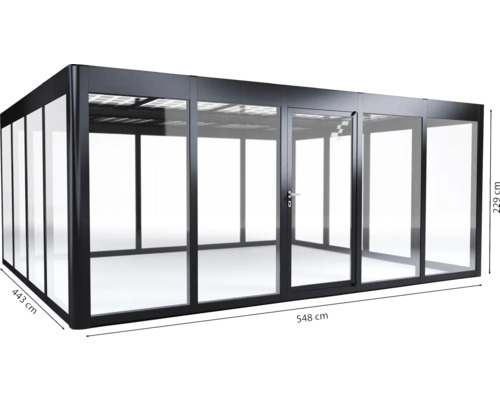 Freistehende Terrassenüberdachung mit Glaswänden und den Maßen 548 mal 443 mal 229 Zentimeter.