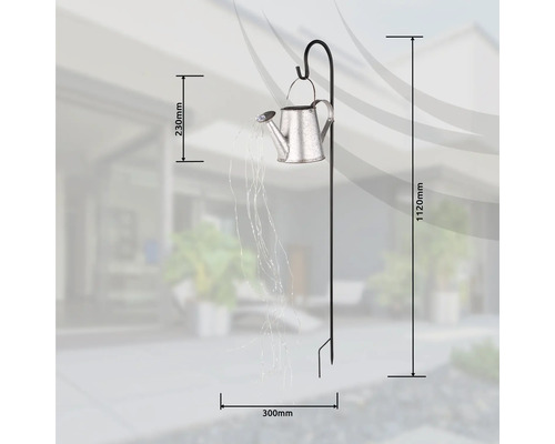 Dekorative Giesskanne mit LED-Lichtern auf einem Haken für den Garten