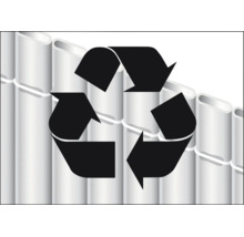 Symbole de recyclage sur un brise vue en tubes plastiques