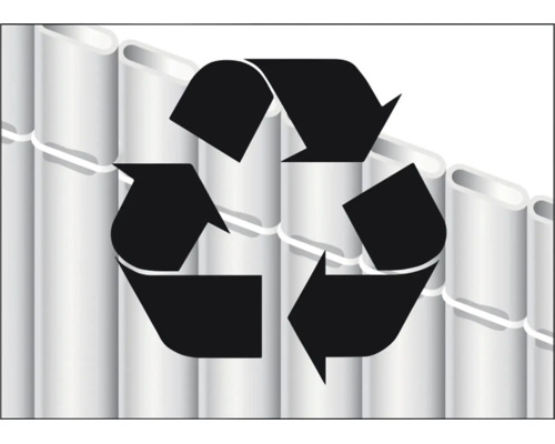 Symbole de recyclage sur un brise vue en tubes plastiques