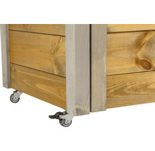 Detailansicht eines Pflanzkastens aus Holz mit Rollen