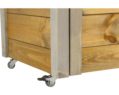 Detailansicht eines Pflanzkastens aus Holz mit Rollen