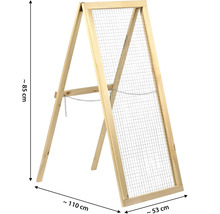 Freistehende Holzleiter mit Drahtgitter, circa 85 cm hoch, 110 cm breit und 53 cm tief.