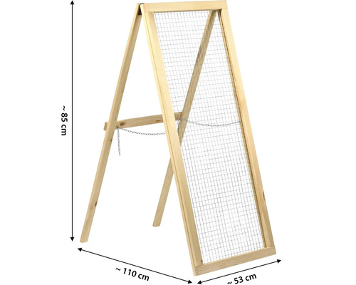Freistehende Holzleiter mit Drahtgitter, circa 85 cm hoch, 110 cm breit und 53 cm tief.