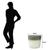 Pot de fleurs décoratif mesurant 47 x 39 cm à côté d'une silhouette