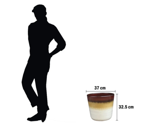 Pot de fleurs mesurant 37 x 32,5 cm à côté d'une personne pour donner une idée de sa taille.