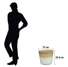 Pot de fleurs en céramique mesurant 37 cm x 32.5 cm.