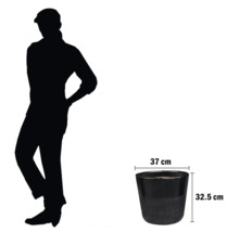 Pot de fleurs avec des dimensions de 37 cm de largeur et 32,5 cm de hauteur.