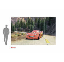 Papier peint photo Komar Cars avec motif Flash McQueen devant un paysage de montagne