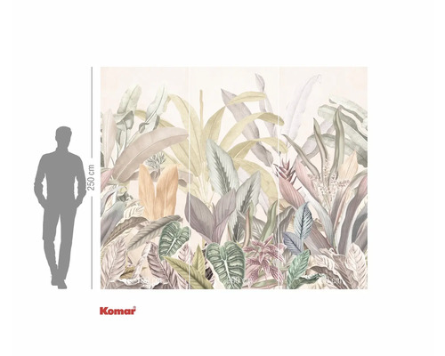 Komar Logo. Fototapete mit Dschungelmotiv und Pflanzendesign mit einer Höhe von 250 Zentimeter.