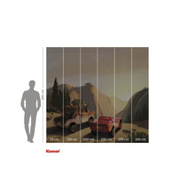Papier peint photo avec motif Cars, composé de plusieurs lés avec indications de taille et d'une silhouette servant de comparaison de taille.