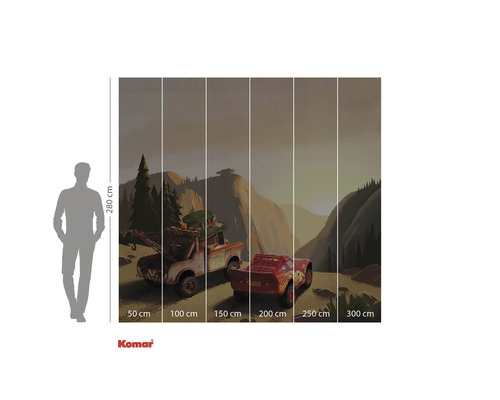 Papier peint photo avec motif Cars, composé de plusieurs lés avec indications de taille et d'une silhouette servant de comparaison de taille.