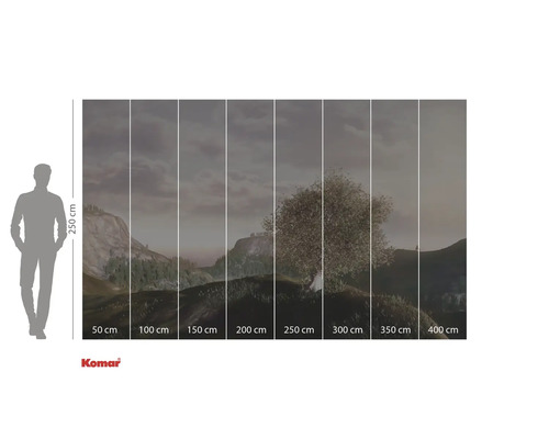 Fototapete mit Landschaftsmotiv und Baum, bestehend aus acht Bahnen mit Größenangaben und Komar Logo