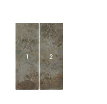 Deux carreaux décoratifs avec motif floral.