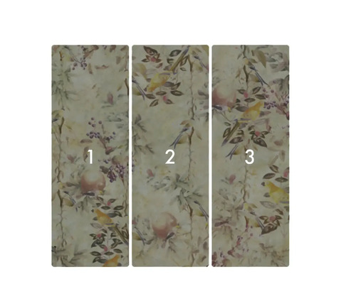 Papier peint avec motif d'oiseaux et de plantes, en trois parties.