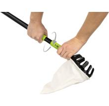 Person bedient eine Obstpflücker-Erntehilfe