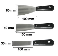 Trois spatules avec poignées en plastique et différentes largeurs de lame : 80 millimètres, 50 millimètres et 30 millimètres.