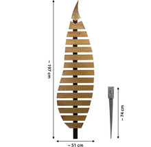 Holz-Gartendeko in Blattform mit Abmessungen circa 197 mal 51 Zentimeter und Bodenhülse circa 74 Zentimeter.