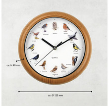 Runde Quartz Wanduhr in Holzoptik mit zwölf verschiedenen Vogelmotiven, Durchmesser circa 125 Millimeter, Höhe circa 40 Millimeter.